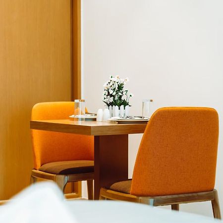 دبي He Hotel Apartments المظهر الخارجي الصورة A table and chairs