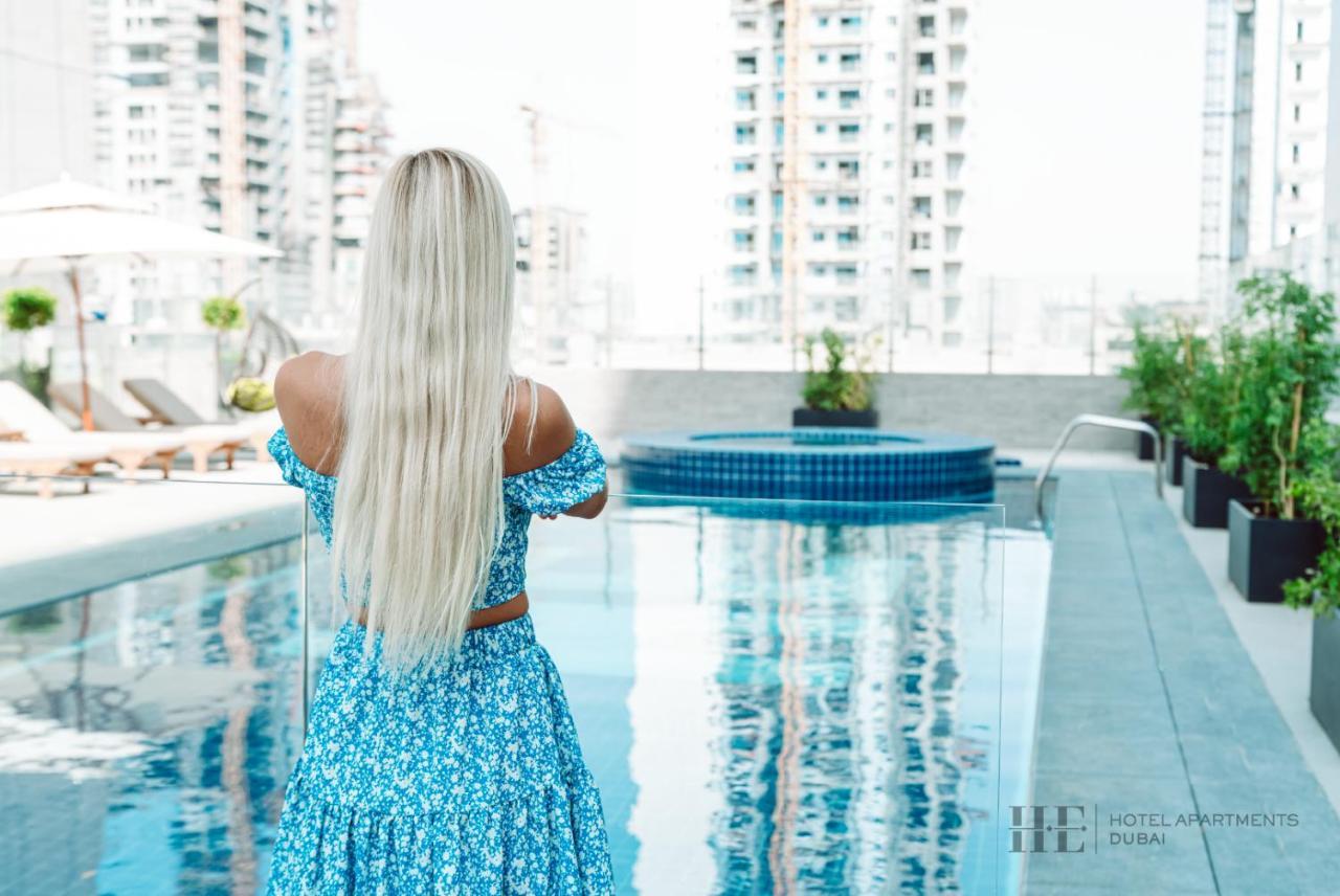دبي He Hotel Apartments المظهر الخارجي الصورة A woman with long hair