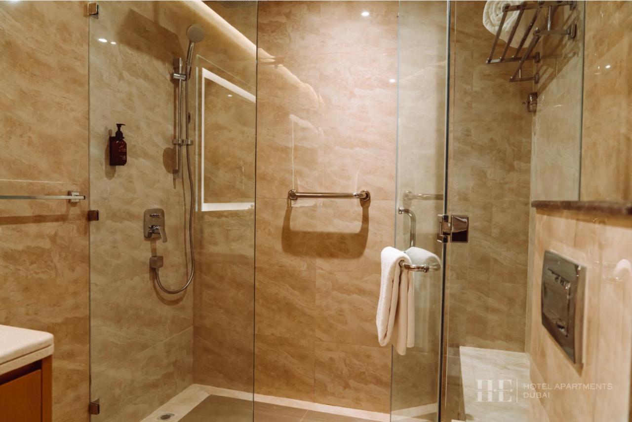 دبي He Hotel Apartments الغرفة الصورة A shower cubicle