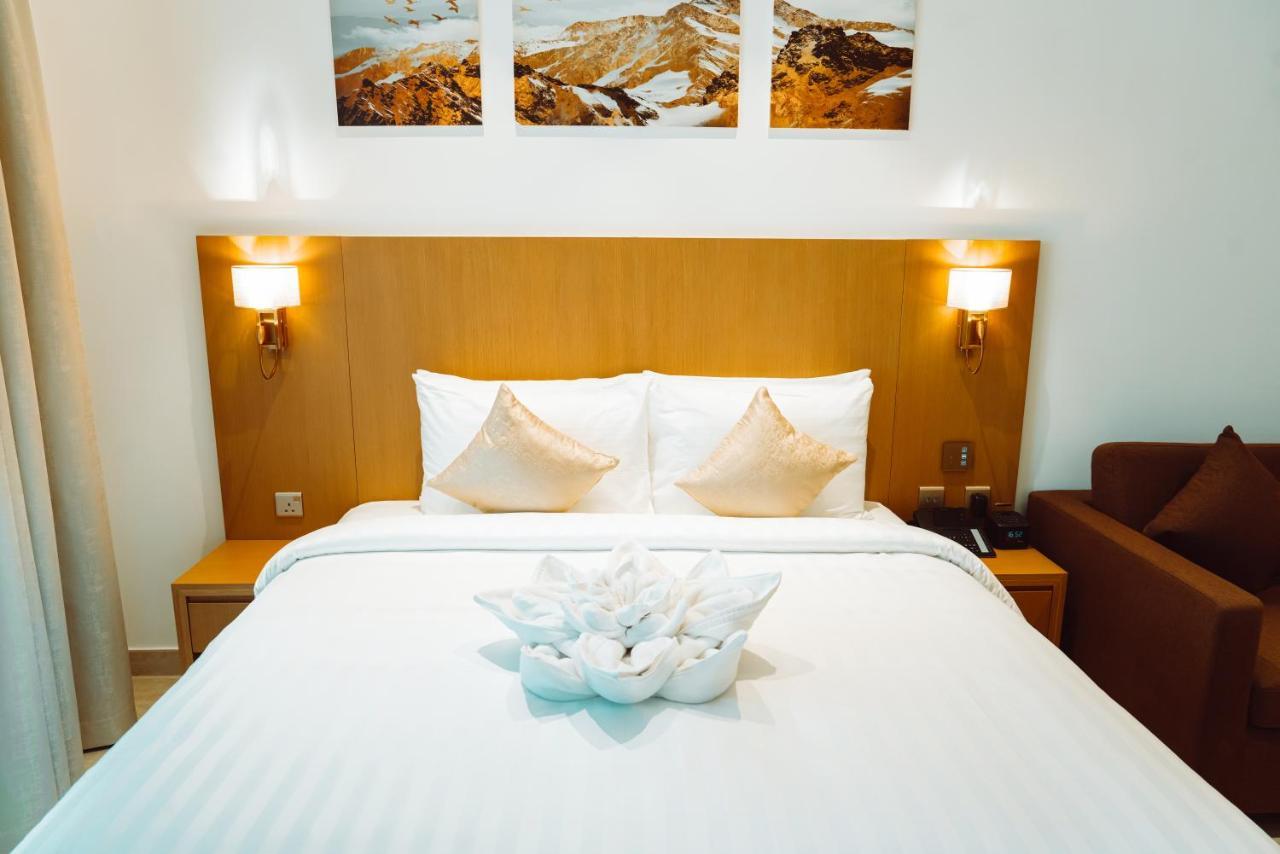 دبي He Hotel Apartments الغرفة الصورة A bed with a bedsheet